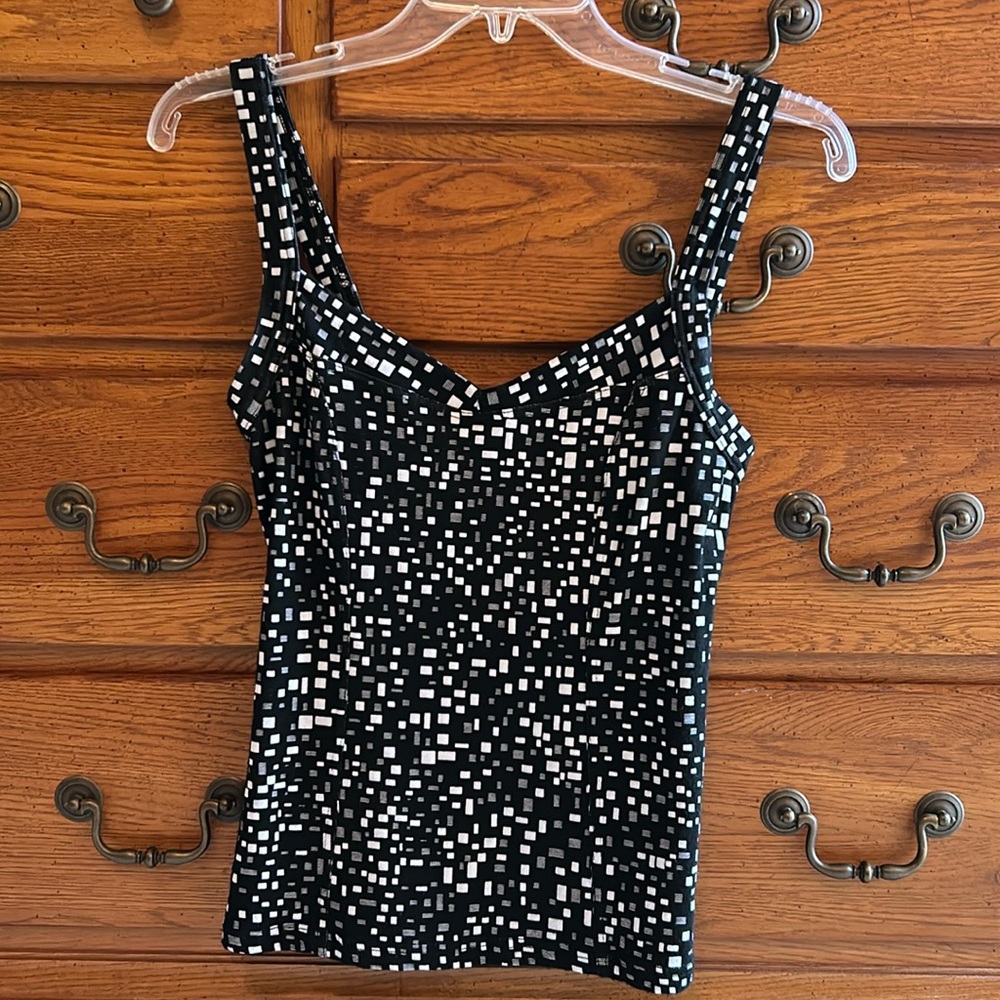 WHBM-Beautiful summer tank top, lightweight, black and white.Excellent condition